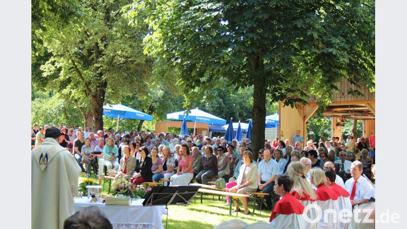 Zum Auftakt des Kapellenfestes zelebriert Stadtpfarrer Konrad Amschl einen Feldgottesdienst. stg