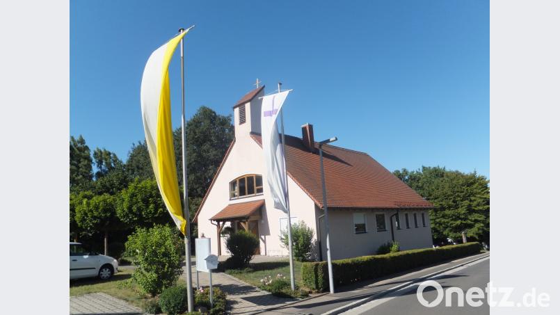 Zum evangelischen Gemeindefest wurden am Andreas-Raselius-Haus die evangelische und katholische Kirchenfahne aufgezogen. ibj