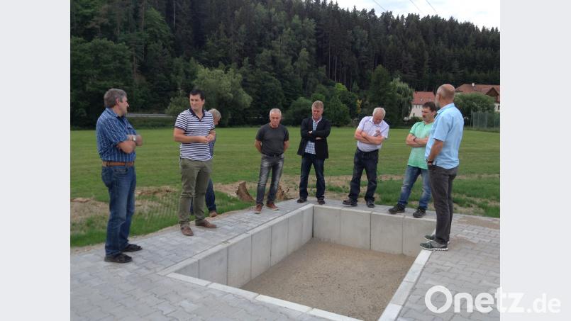 In dieses Loch kommt der Grüngutcontainer. Die Räte befürchten, dass es mit der Grube noch Probleme geben wird - sie ist bereits jetzt voller Dreck, der vom Regen hineingeschwemmt wird. tsa