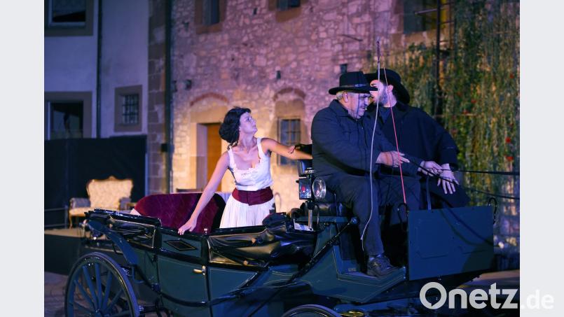 Der Abgang ist so überhastet wie die Ankunft: Nach einem Streit mit ihrem Geliebten Elias Peißner flieht Lola Montez (Barbara Trottmann) aus Vilseck. Bild: Tobias Schwarzmeier Tobias Schwarzmeier