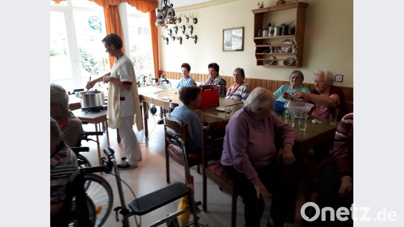 Beim Marmeladekochen halfen viele fleißige Hände. mwi