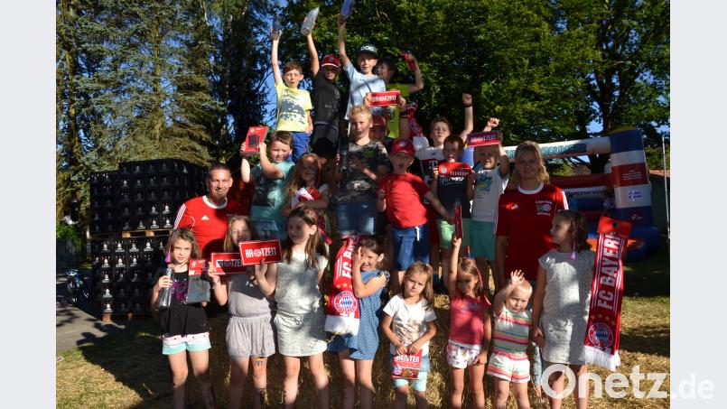 Die Mädchen und Buben freuten sich über die Gewinne vom FC Bayern Fanclub Moosbach mit Vorsitzendem Thomas Grötsch und Vorstandsmitglied Stefanie Balk. gi