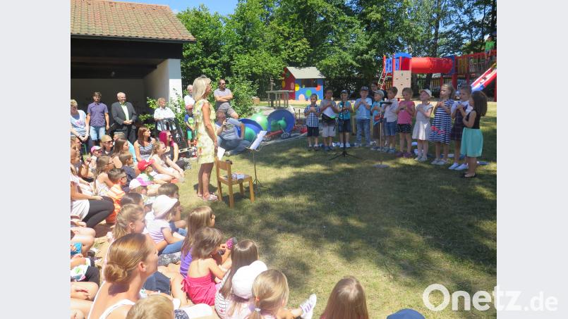 Alles klappt wie am Schnürchen bei den tollen Aufführungen, mit denen sich die elf Vorschulkinder beim Sommerfest von ihrem geliebten Kinderhaus Mobile verabschieden. jzk