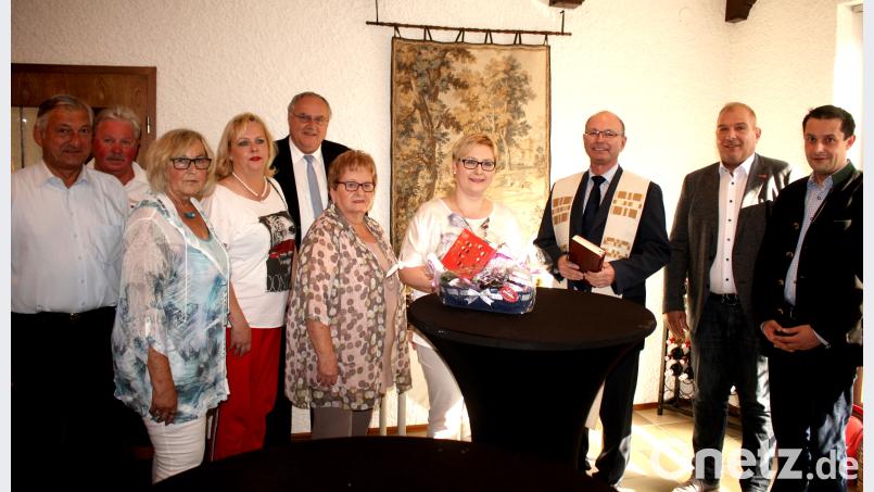 "Hier ist der Kunde noch König", versichert Inhaberin Sabine Zenger (Mitte) bei der Eröffnung ihres "Weidener Kramerladls". R. Kreuzer