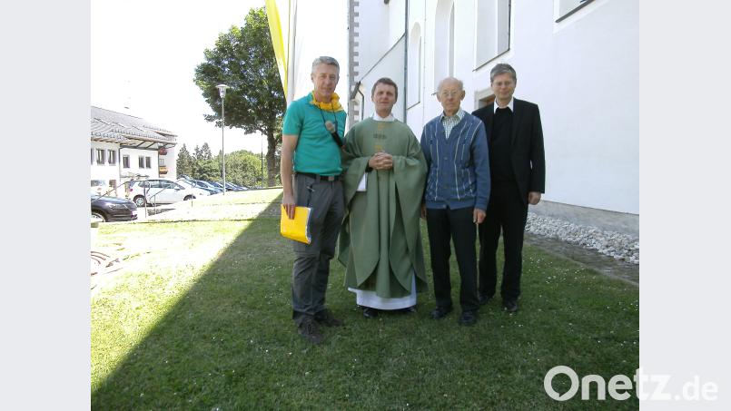 Wallfahrtsleiter Klaus Müller mit Fahrenberg-Pfarrer Norbert Götz, der als Kaplan in Tirschenreuth von 1988 bis 1993 die Wallfahrt fünfmal leitete sowie der älteste Teilnehmer Karl Scheidler und Kaplan Paul Gebendorfer. Karl Scheidler/exb