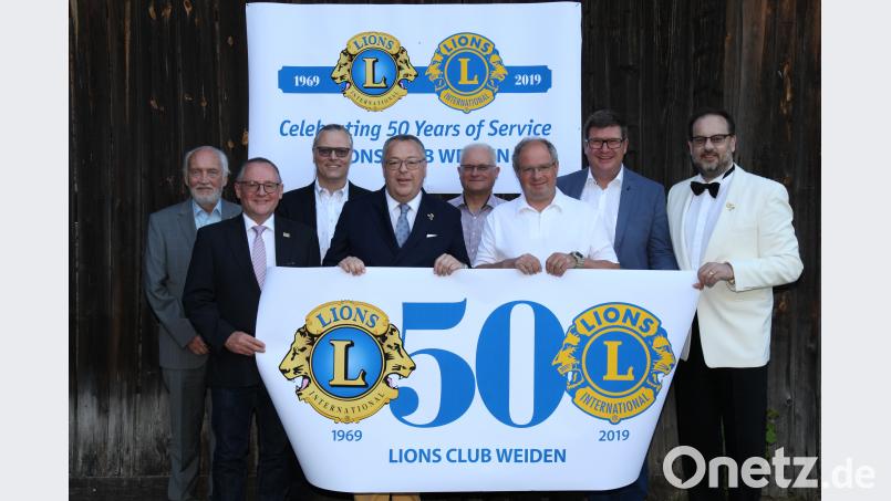 Frank Wohl (Vierter von links) führt den Lions-Club. Stellvertreter sind Michael Richthammer (Dritter von links) und Elmar Grosser (Dritter von rechts). Elmar Baumer (Zweiter von links), Wolfgang Würschinger (Mitte) und German Schieder (rechts) wurden ausgezeichnet. Links Hilfswerk-Vorsitzender Kurt Hannuth, Zweiter von rechts Past-Präsident Wolfgang Wagner. exb