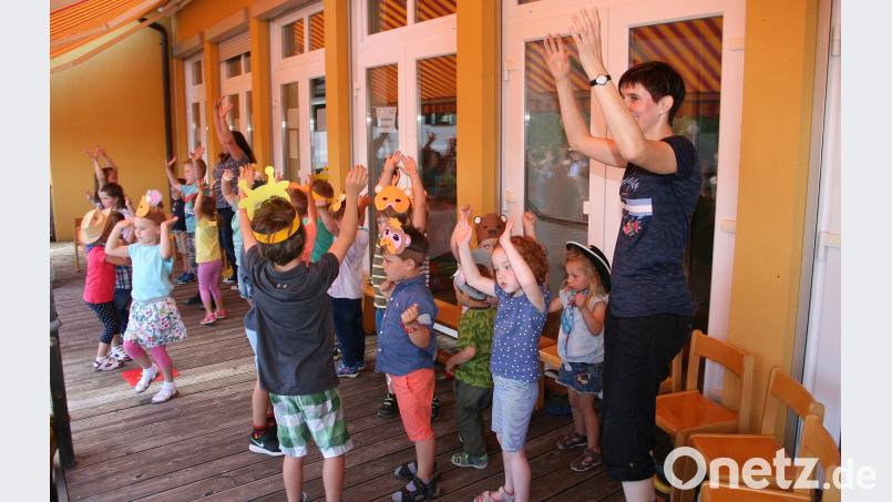 Bei Bilderbuchwetter lässt sich gut feiern. Erzieherin Regina Staufer (rechts) und ihre Kolleginnen hatten die Buben und Mädchen auf den Festnachmittag gut vorbereitet. wro