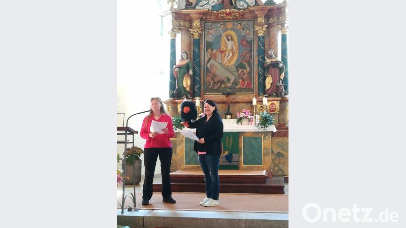 Die Kindergottesdiensthelferinnen, die den Raben Freddy zum sprechen brachten. lek