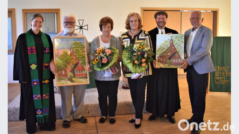 Bei einem feierlichen Gottesdienst im Grafenwöhrer Gemeindehaus wurden Barbara Hößl (Dritte von links) und Roswitha Schunk (rechts daneben) verabschiedet und gesegnet. Mit dabei waren Pfarrerin Anne Utz (von links) und Walter Trötsch sowie Udo Greim (von rechts) und Pfarrer Dr. André Fischer. Zum Abschied gab es Bilder von der Michaelskirche. Gradl, Renate [RGR]