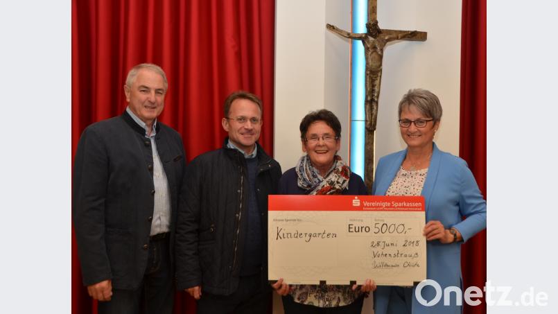 Eine 5000-Euro-Spende von Christa Wildenauer (Zweite von rechts) ist als Anschubfinanzierung für die Sanierung des Kindergartens gedacht. Kirchenpfleger Günter Hassmann, Dekan Alexander Hösl und Kindergartenleiterin Luise Dietl (von links) freuen sich über die Großzügigkeit. dob