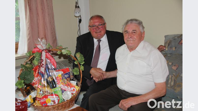 An seinem Ehrentag dankt Bürgermeister Heinz Weigl (links) dem Jubialr besonders dafür, dass er sich über Jahrzehnte hinweg im Ehrenamt für seine Mitbürger in die Pflicht nehmen ließ. frd
