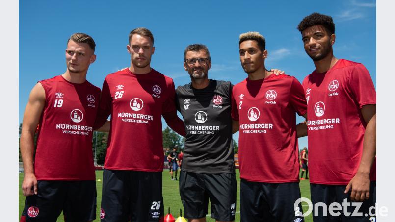 Die Neuzugänge des 1. FC Nürnberg (von links) Törles Knöll, Torwart Christian Mathenia, Trainer Michael Köllner, Kevin Goden und Timothy Tillman. dpa