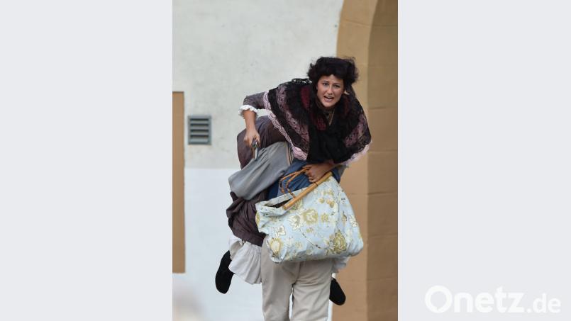 Elias Peißner (Patrik Götz mit Barbara Trottmann) packt zu. Bild: Tobias Schwarzmeier Tobias Schwarzmeier