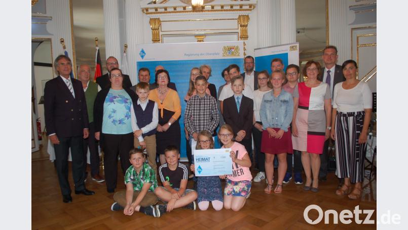 Die Preisträger, die ihre „Heimat“ an drei Schulen im Landkreis Neustadt haben. Bild: Gibbs