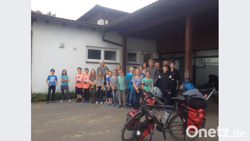 Die 4. Klasse der Grundschule Konnersreuth zusammen mit den Radlern aus Berlin. exb