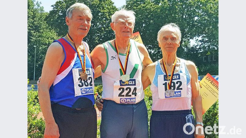 Bei der deutschen Leichtathletik-Meisterschaft der Senioren in Mönchengladbach holte sich Karl Schmid (rechts) über die 100 Meter die Silbermedaille in seiner Altersklasse. Es siegte Guido Müller (Mitte), Dritter wurde Joachim Lange. lst