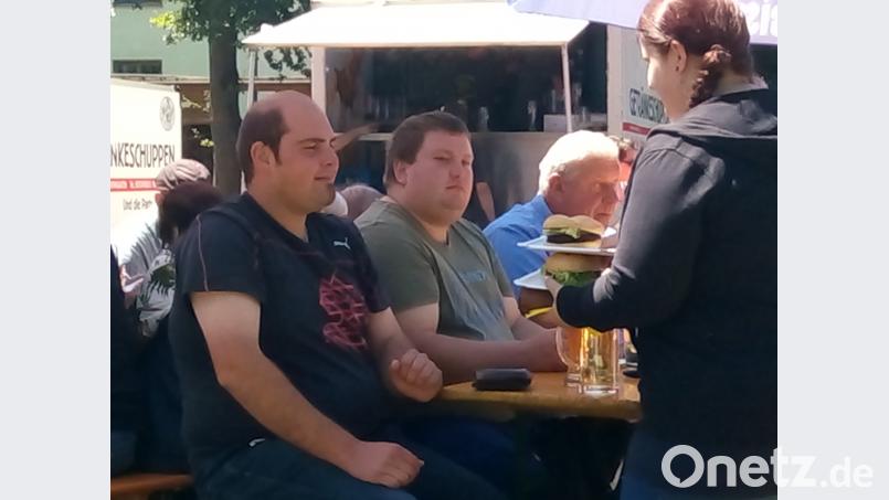 Die Besucher beim Fischerfest lassen es sich schmecken. Die Fischspezialitäten sind so begehrt, dass sich an den Verkaufsständen lange Schlangen bilden. jsa
