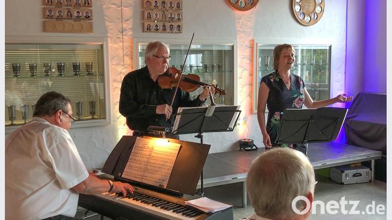 In den Pausen musizierte das Trio Musicafea mit Sopranistin Monika Burkhard, Reinhold Maas an der Geige sowie Helmut Wolf am Klavier. den