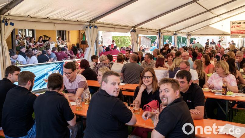 Viele Firmen und Vereine aus der Gemeinde waren mit ihren Belegschaften vertreten und so war die Terrasse und das angrenzende Zelt gut gefüllt. tkr