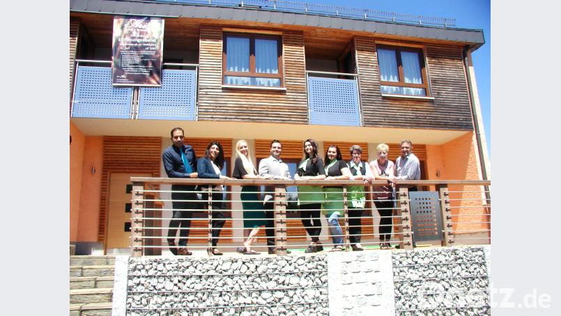 Sie freuen sich auf die Eröffnung am Samstag: 
Von links auf der Terrasse:  die Inhaber Zarah und Reza mit ihren Ehepartnern ,  Mitarbeiterinnen ,  Angelika und Franz Tauber. gis
