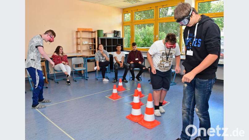 Die Schüler haben die Aufgabe, einer Klebeband-Linie auf dem Boden zu folgen, die als Straße fungiert. Die Pylonen stellten Bäume dar. Petra Hartl