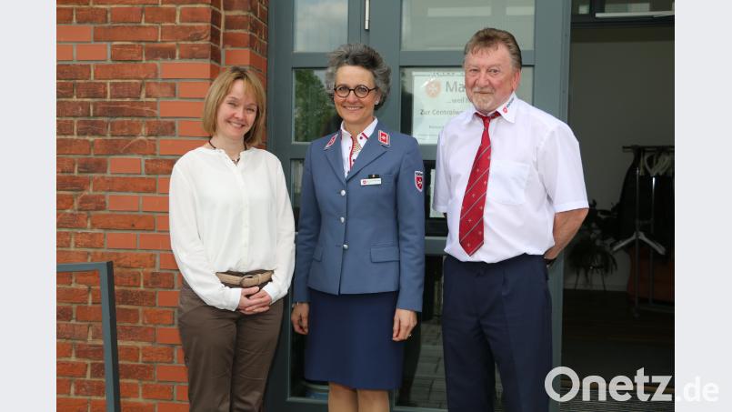 Eine enge und freundschaftliche Zusammenarbeit verbindet seit langer Zeit die neue Diözesanleiterin im Bistum Regensburg, Adelheid Freifrau von Gemmingen-Hornberg (Mitte), mit dem Dienststellenleiter des Malteser-Hilfsdienstes in Weiden,  Dieter Landgraf (rechts), und der  künftigen Leiterin des stationären Hospizzentrums Sankt Felix, Susanne Wagner (links). bsc