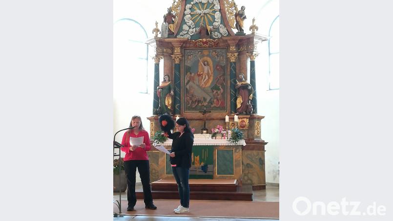Die Kindergottesdiensthelferinnen, die den Raben Freddy zum sprechen brachten. lek