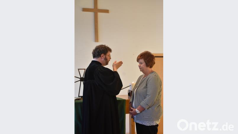 Pfarrer Dr. André Fischer segnet Barbara Hößl. Gradl, Renate [RGR]