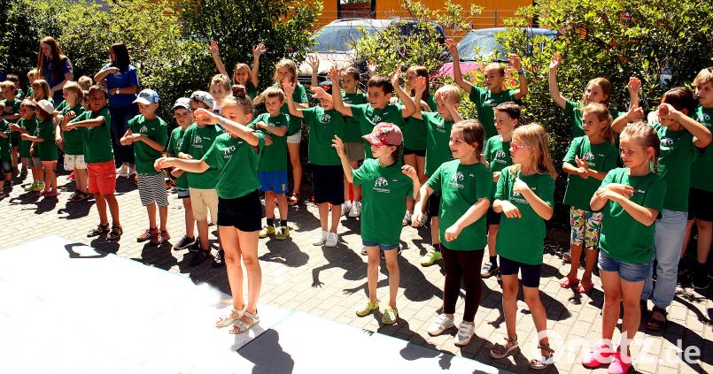 Die Kinder des "Tohuwabohu" tanzen zum Weltmeistersong. Kreuzer, Reinhard
