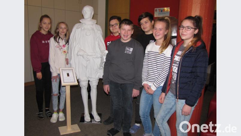 Die Gips-Statue von Pfalzgraf Friedrich, dem Namensgeber der Mittelschule, bringt den Schülern Glück. dob