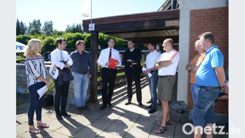 Im Gespräch mit Finanz- und Heimatminister Albert Füracker (Vierter von links) über die Freibadsanierung: Bürgermeisterin Andrea Lang, CSU-Kreisvorsitzender Stephan Oetzinger, Stadtrat Stefan Voit (von links) sowie Stefan Kabitschke, Vorsitzender des Freibadfördervereins, Geschäftsleiter Günter Gschwindler, CSU-Fraktionsvorsitzender Josef Windirsch, Bürgermeister Rainer Rewitzer und Landrat Andreas Meier (von rechts). bey