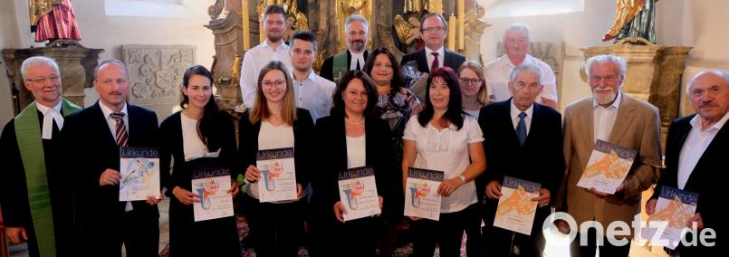 Ehrungen langjähriger Mitglieder stehen  im Mittelpunkt  des Festgottesdiensts  zum 60-Jährigen des  Posaunenchors. le