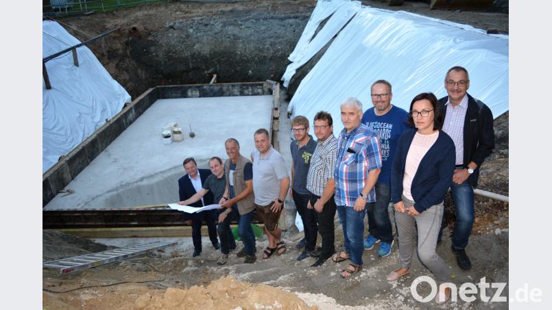 Bürgermeister Gerhard Kellner (links) und seine Gemeinderäte stiegen in die Baugrube, um sich ein Bild vom neuen Klärbecken zu machen. Bauleiter Wolfgang Kraus (Dritter von links) erklärt die Sanierung und den Umbau der Haberländer Kläranlage. sm