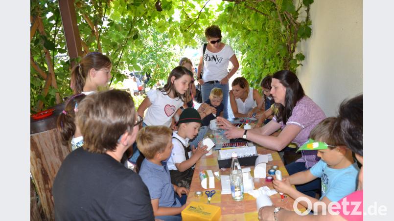 Sehr viele Besucher kamen zum Pfarrfest. Für die Kinder wurde ein abwechslungsreiches Programm geboten wie Schatzsuchen, Basteln von Schatztruhen oder CD-Blumen, Kinderschminken und Kinderkarussell. gi
