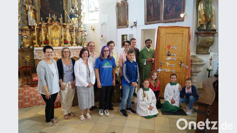 Einer Tür mit verschiedenen Schlüsselsymbolen spielte im Gottesdienst eine wichtige Rolle. soj