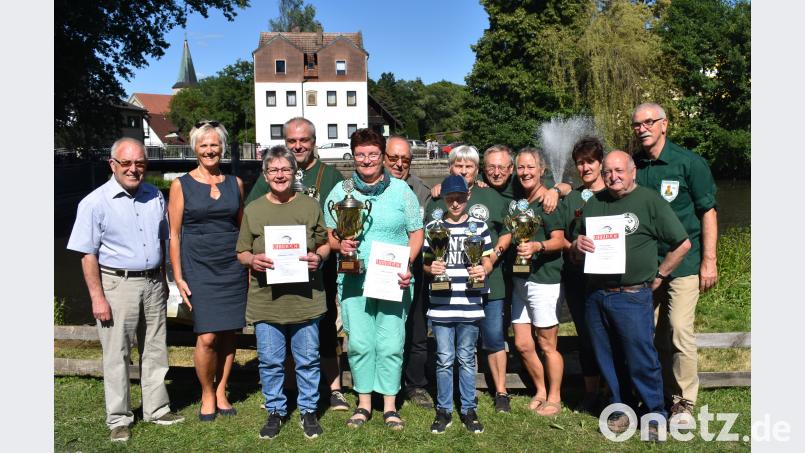 Pokale und Urkunden gab es für die Angler. Vorsitzender Wolfgang Specht (rechts) und Ehrenvorsitzender Herbert Benkhardt (links) gratulierten. Gradl, Renate [RGR]