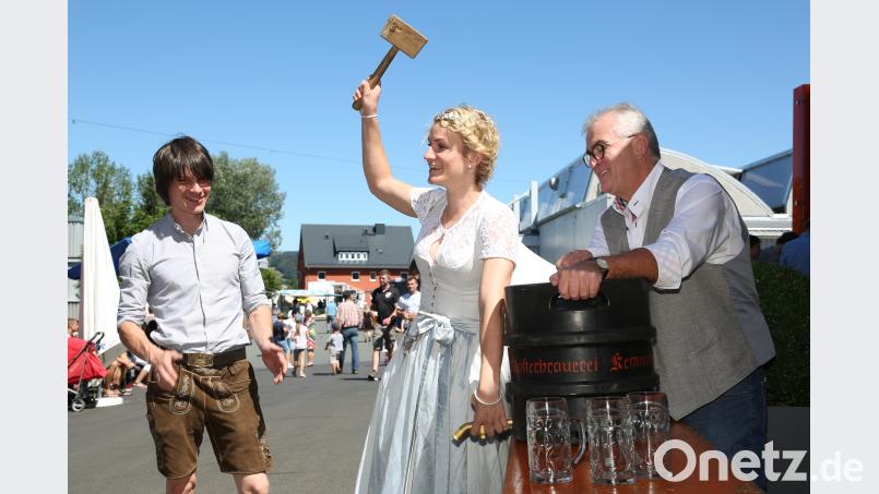 Beim diesjährigen Siemensfest ist hoher Besuch zugegen: die neue Bierkönigin Johanna Seiler. Sie zapft mit Festwirt Johannes Ponnath (links) und Standortleiter Alfred Koch (rechts) das erste Fass Bier an. hwk