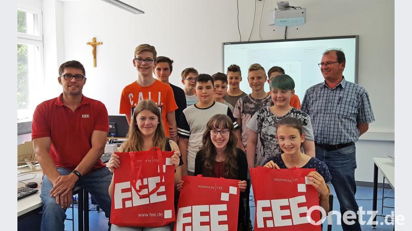 Ausbildungsleiter Thomas Schmid (links) vermittelte den Kursteilnehmern wertvolle Einblicke in die IT-Berufswelt. Fachlehrer Josef Messbauer (rechts) bedankte sich für diese wertvolle Unterstützung der schulischen Arbeit. akp