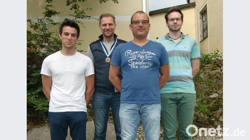 Uwe Spachtholz, Ferdinand Stipberger, Achim Hüttner und Michael Buchbinder bei der Siegerehrung nach dem Wettkampf. dl