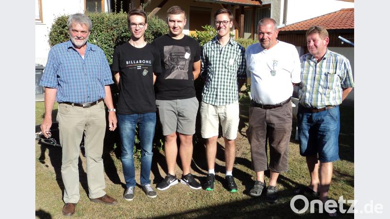 Sportanglervereins-Vorsitzender Rudi Lindner (links) und sein Stellvertreter Jürgen Müller (rechts) mit den neuen Fischereiaufsehern. ksi