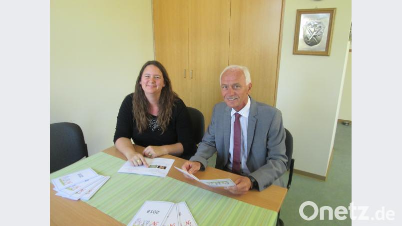 Bürgermeister Peter König und Jugendbeauftragte Alexandra Mark-Sischka bei der Vorstellung des Ferienkalenders 2018. hkö