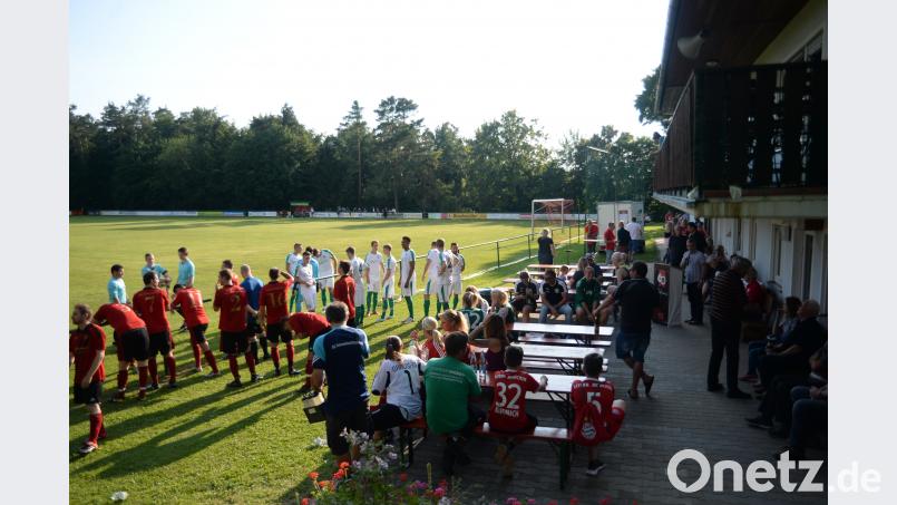 Kurz vor dem Anpfiff des Testspiels der DJK Ursensollen gegen die DJK Gebenbach wurden die renovierten Kabinen der Fußballer im Sportheim der DJK Ursensollen eingeweiht. Andreas Brückmann