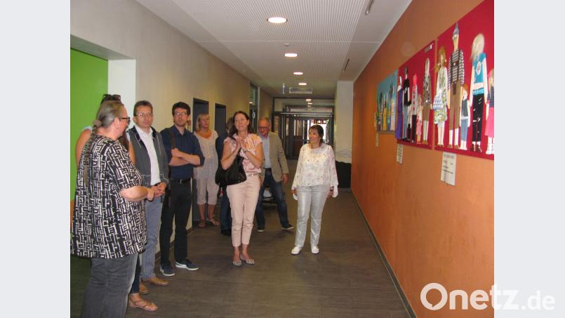 Gabriele Siegl (links) stellt die Projekte, die sie unterstützt hat,  vor wie Mode in Bayern und der alten Heimat  oder auch ein  Vergleich der Städte. sei