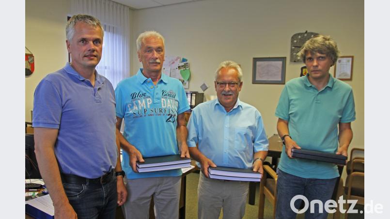 Schwergewichtiges hatte Bürgermeister Thomas Meiler für Roland Pichl, Werner Richter und Stefan Krapf (von links) mitgebracht. Für sie gab es Ausfertigungen der Masterarbeit von Lena Möller zur Geschichte des Vogelherds. nm