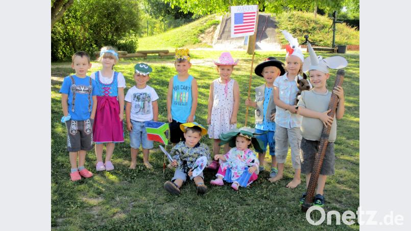 Cowboyhüte, Tiermasken, Reishüte, Dirndln und Lederhosen – alle Kinder trugen die passende Kleidung zum Thema „Reise um die Welt“. Johann Bauer