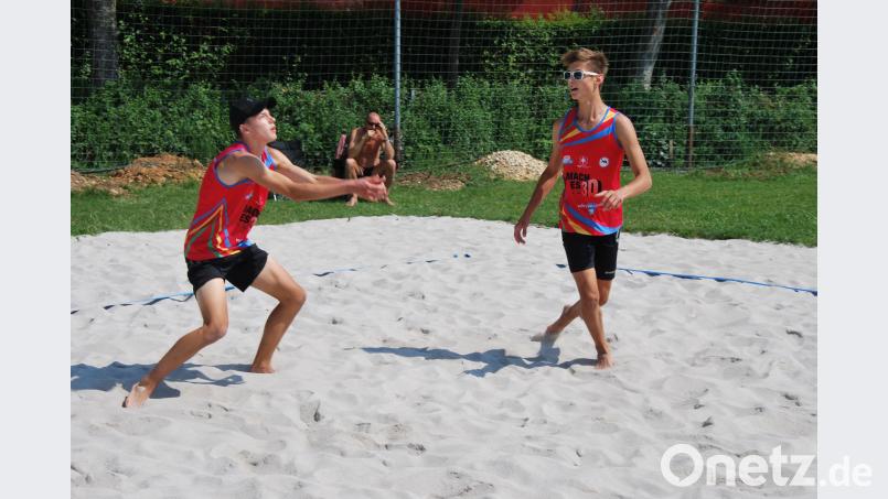 Marco Nanka (links)und Julian Zoll vom VC Amberg wollen bei der Bayerischen Meisterschaft der U17 im Beachvolleyball in Schnaittenbach auf das Siegerpodest. gsp