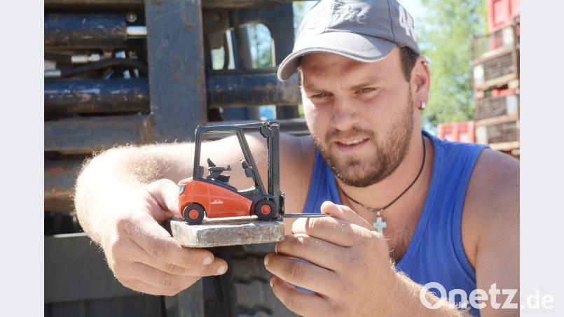 Maximilian Üblacker postiert den Mini-Stapler auf dem Gabelzinken und demonstriert, wie er damit im Finale zwei Zentimeter große Fässchen aufgenommen und umgesetzt hat. Gabi Schönberger