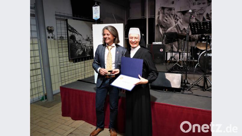 Ernst Sieber ernennt Schwester Lioba Endres zum „Paul Harris Fellow“. Ernst Sieber