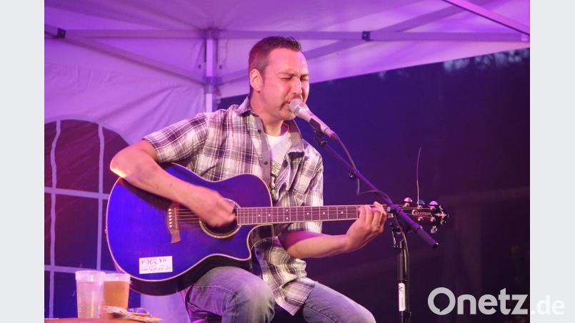 Alex Gruber aus Cham begeisterte das Publikum mit Classic Rock, Country und Pop. Gerne erfüllte er Musikwünsche der Besucher. mmj