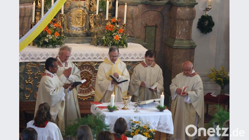 Am Altar stehen (von links) Pater  Dr. James Mudakodil, Monsignore Alois Möstl von der Pfarrei St. Wolfgang aus Regensburg, Monsignore Martin Neumaier, Professor Dr. Andreas Zadlo und Pater Tadeusz Krupa. exb/Schwohnke